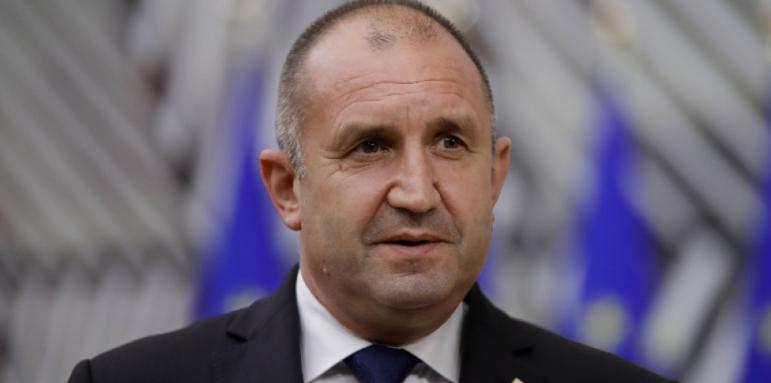 Радев възмутен от приземения самолет